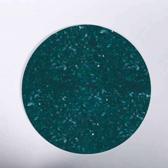 Des plateaux ronds en plastique 100% recyclé pour créer votre propre mobilier