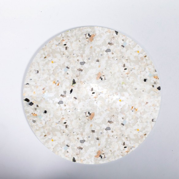 Des plateaux ronds en plastique 100% recyclé pour créer votre propre mobilier